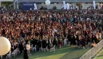 itu mezuniyetine protestolar damga vurdu rektore soguk dus MPtnE3HL