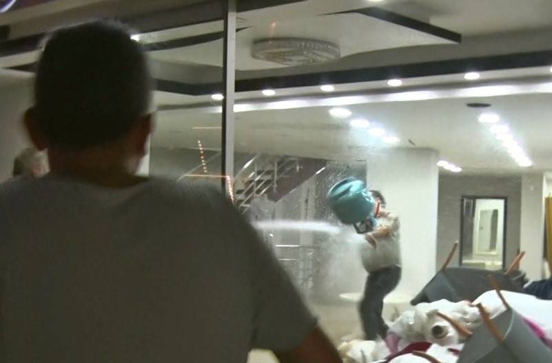 kahraman itfaiyeci ofkeli kocayi tek hamlesiyle durdurdu mutfak tupunu bomba gibi patlatacakti polisler bile