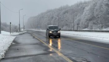 kar yagisinin etkili oldugu bolu daginda ulasim saglaniyor l47wVhdT