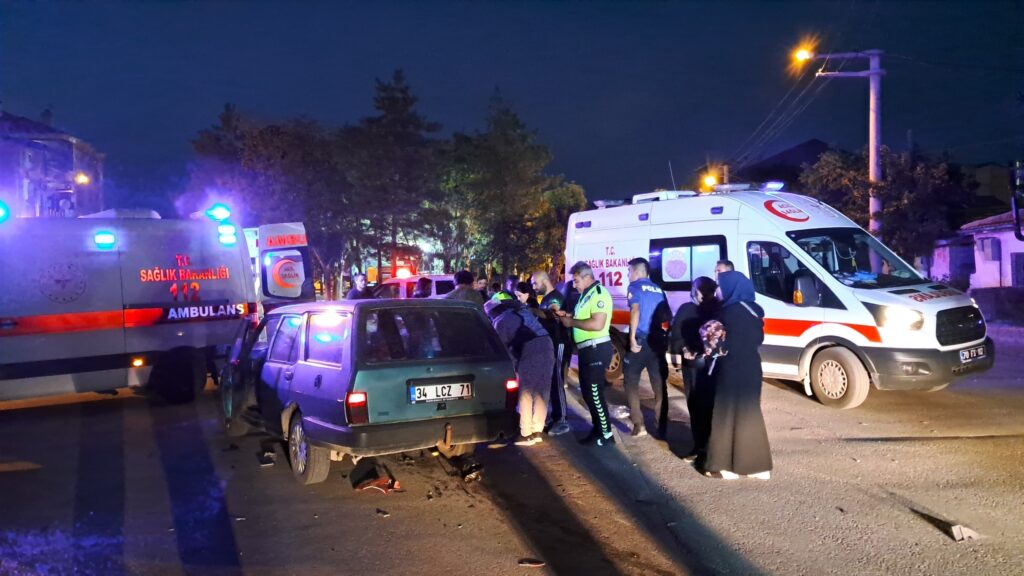 karamanda otomobil ile motosiklet carpisti 2 yarali eBxQKhug