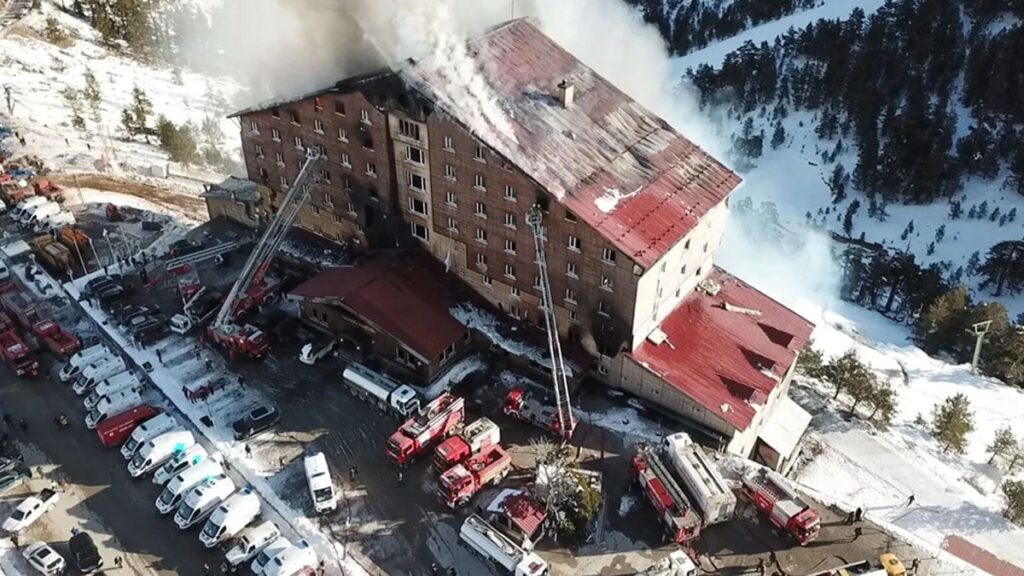 kartalkaya yangininda otel muduru once kendi ailesini kurtarmis TbY2asia