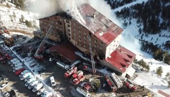 kartalkaya yangininda otel muduru once kendi ailesini kurtarmis TbY2asia