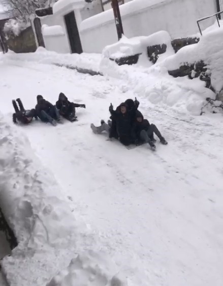 kastamonuda vatandaslar karin tadini kizaklarla cikardi 0 3HuaQ1Yc