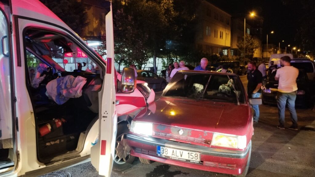kayseride hasta tasiyan ambulans otomobil carpisti pp5Me5kG