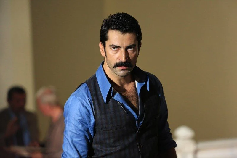 kenan imirzalioglu yillar sonra setlere geri donuyor esra bilgicin adini duyunca 0 IhYlTm5w