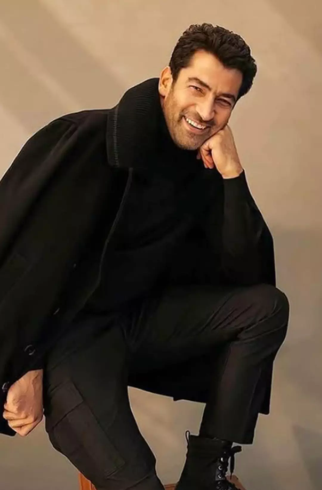 kenan imirzalioglu yillar sonra setlere geri donuyor esra bilgicin adini duyunca 5 GFWF6c35
