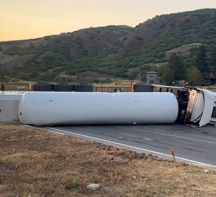kimyasal gaz yuklu tir devrildi ulasim felc oldu 0 AuDE7chT