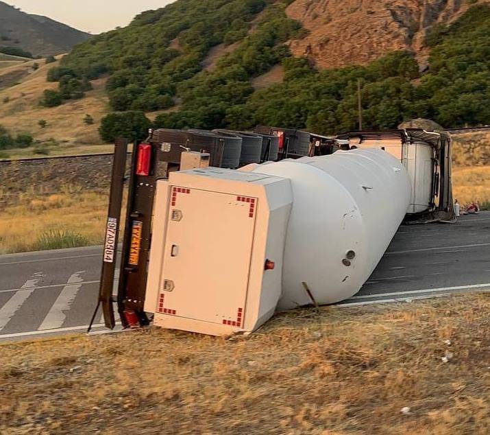 kimyasal gaz yuklu tir devrildi ulasim felc oldu 1 Mtsm7Uc4