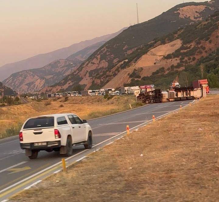 kimyasal gaz yuklu tir devrildi ulasim felc oldu 2 vJbM4jrf