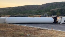 kimyasal gaz yuklu tir devrildi ulasim felc oldu 3hjyFy6W