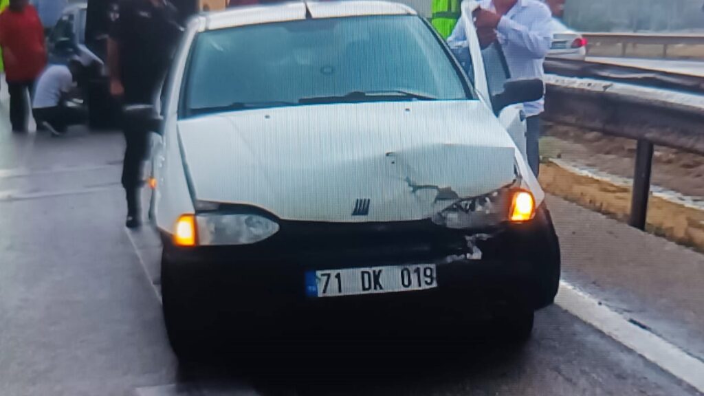 kirikkalede iki otomobil birbirine girdi 5 kisi yaralandi RmAlXlOG