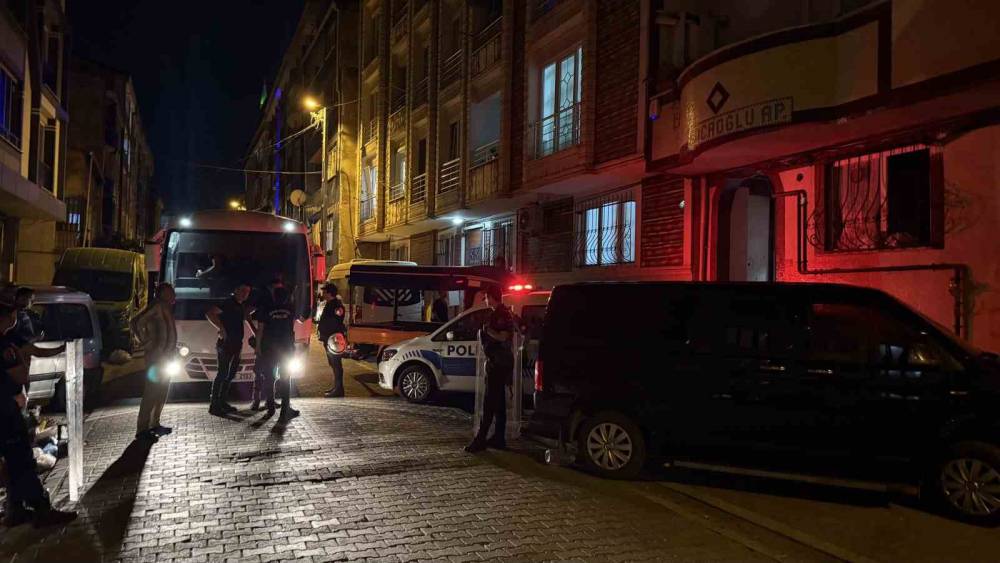 komsu kavgasi sokak savasina dondu gogsunden bicaklandi 3 UYWkfd7c