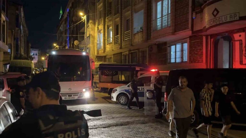 komsu kavgasi sokak savasina dondu gogsunden bicaklandi ZZiBUY33