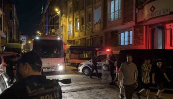komsu kavgasi sokak savasina dondu gogsunden bicaklandi ZZiBUY33