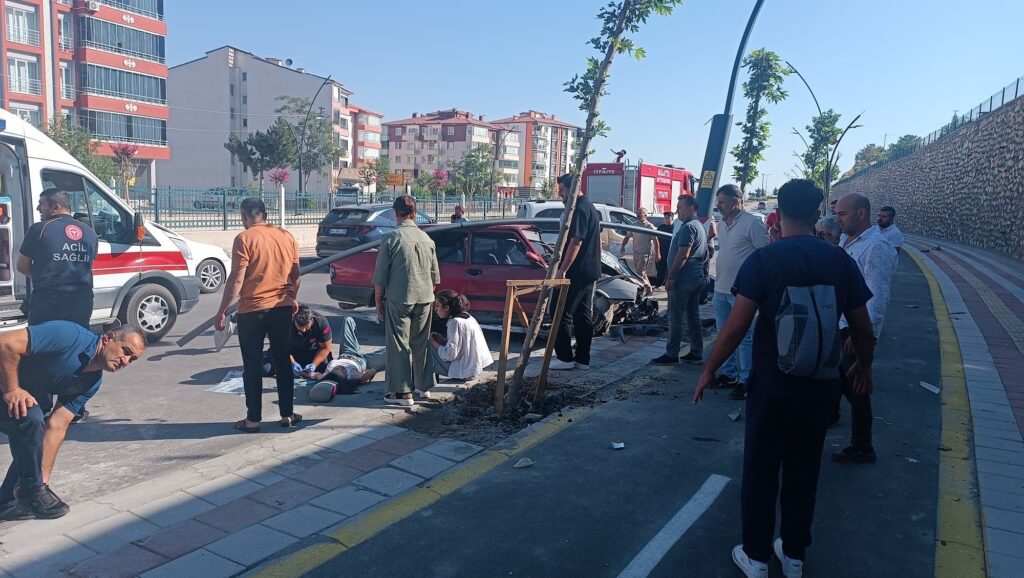 Kontrolden çıkan otomobil refüje çarptı: 4 yaralı 1 kontrolden cikan otomobil refuje carpti 4 yarali gvhUaXqD