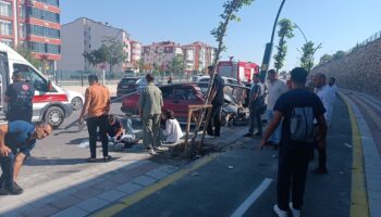kontrolden cikan otomobil refuje carpti 4 yarali gvhUaXqD