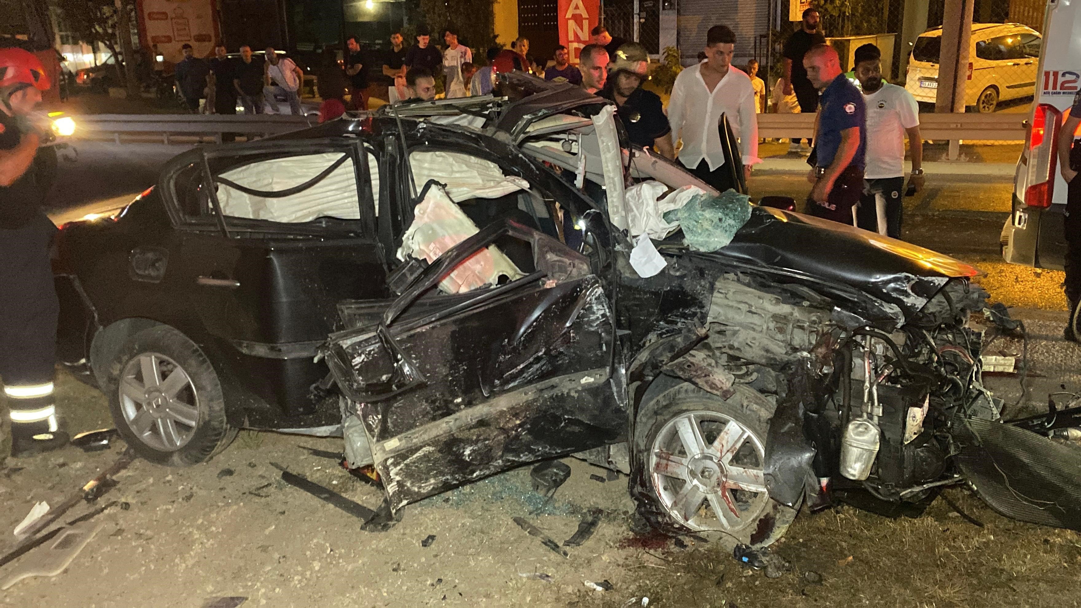 kopru ayagina carpan otomobil hurdaya dondu 2 agir yarali 0 59D7PTyL