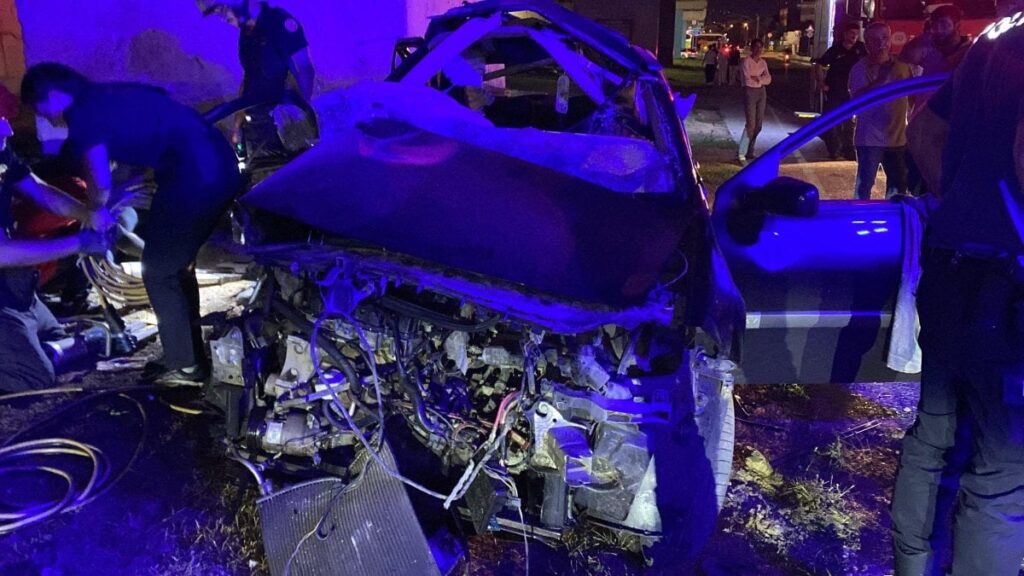kopru ayagina carpan otomobil hurdaya dondu 2 agir yarali 7dZMZfhs