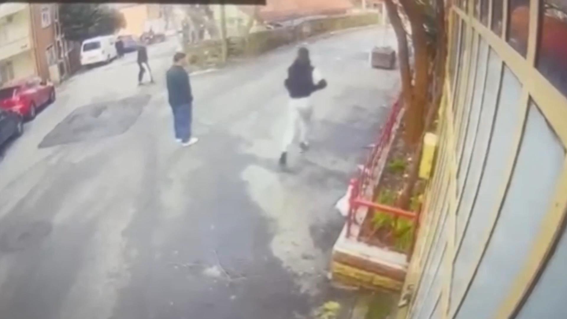 kuaforde baslayan tartismanin bedeli agir oldu genc silahla geri dondu 2 GnI9Tk9Z