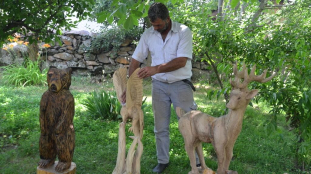 kuruyan agaclari sanat eserine donusturuyor 3ffbKwWg