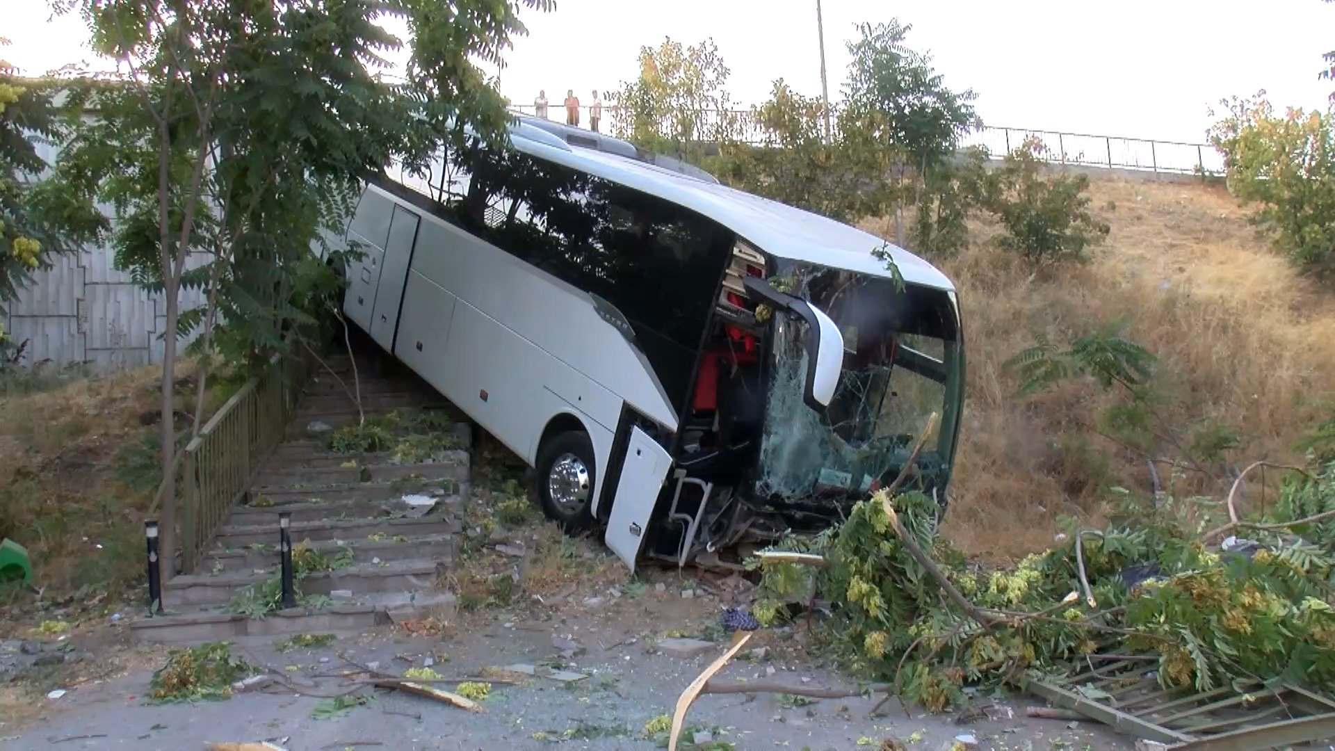 maltepede servis otobusu sarampole uctu cok sayida yarali var 0