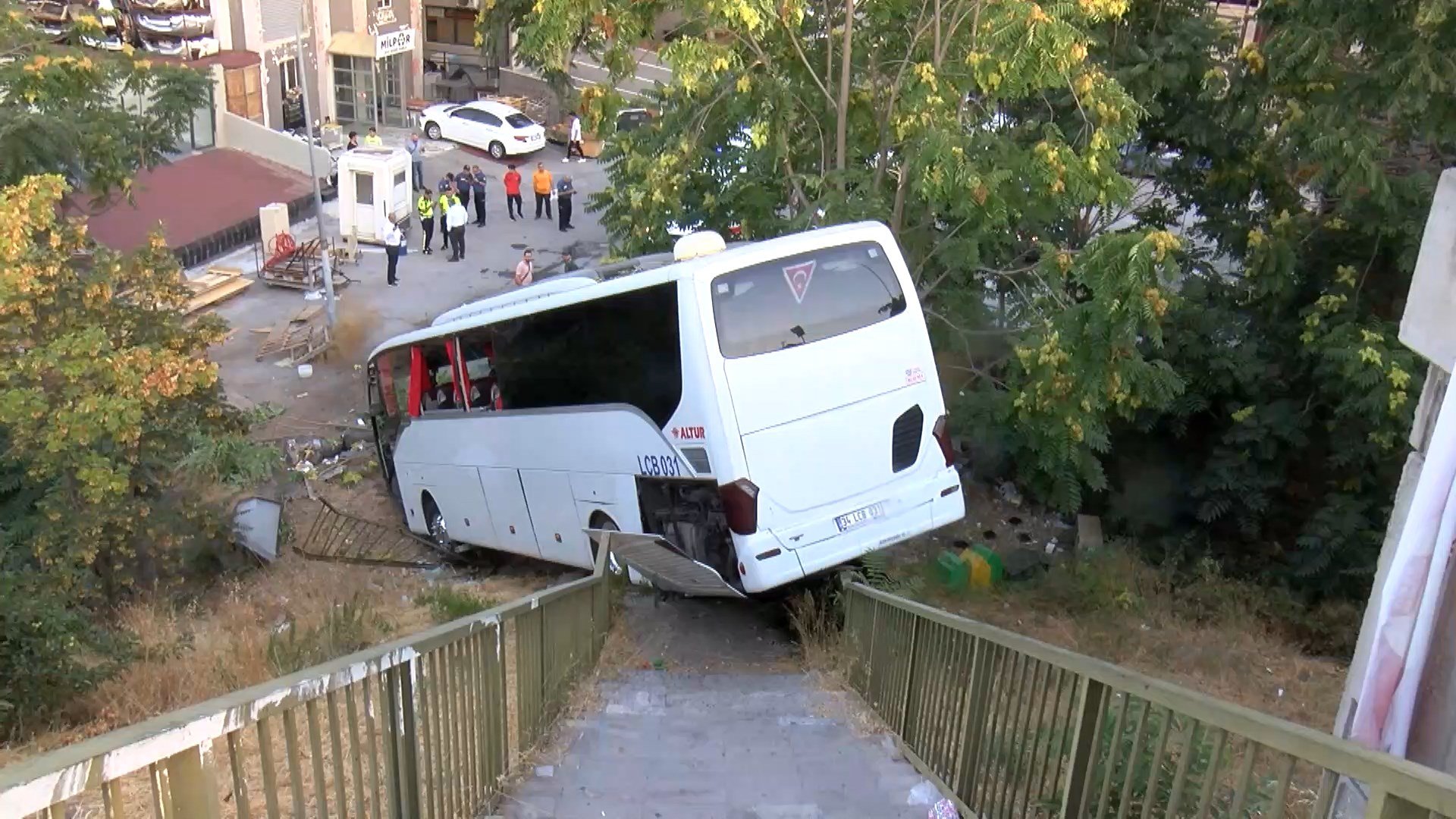 maltepede servis otobusu sarampole uctu cok sayida yarali var 3 calgUU67