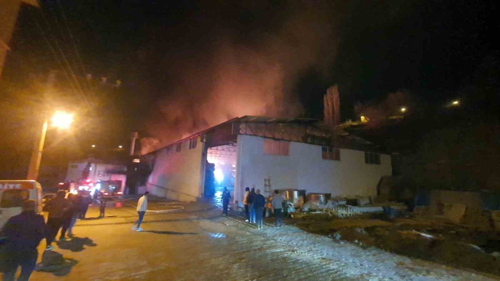 manisada hali fabrikasinda korkutan yangin alevler geceyi aydinlatti 1 fwHVlfTb