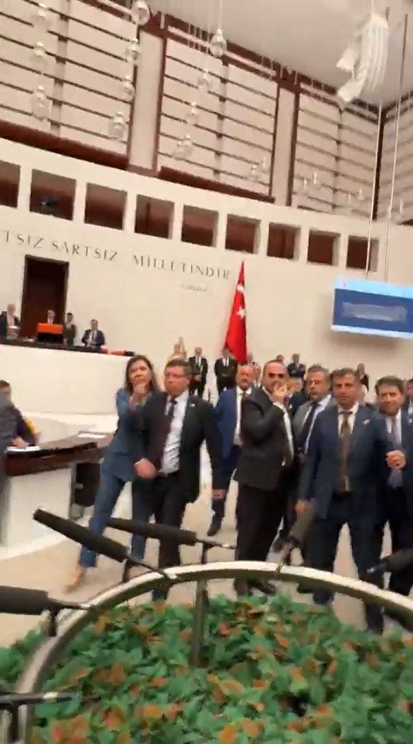 mecliste buyuk arbede akpli vekiller muhalif vekillerin ustune yurudu 1 iygqn3GH