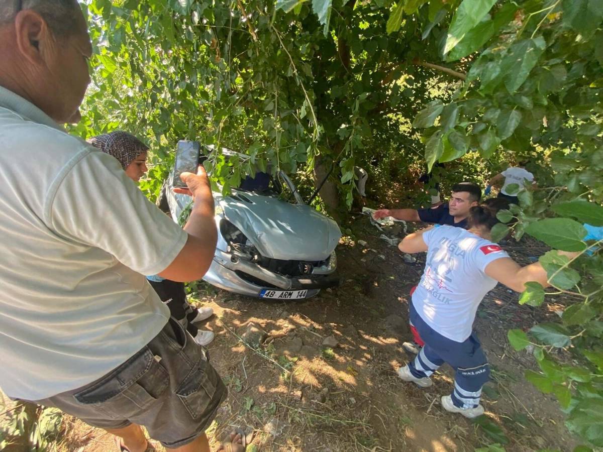 muglada kahreden kaza kayinvalide ve oglu hayatini kaybetti 4 HYIsXBbj