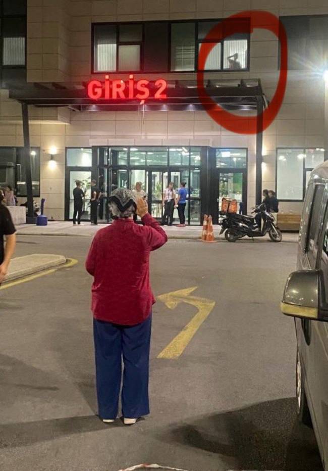 murat calik kogus penceresinde annesi hastane kapisinda 0 8Kl8ch5r