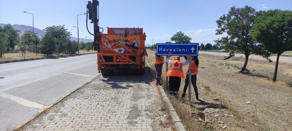 Muş-Havalimanı yolu, yol çalışması nedeniyle trafiğe kapatıldı 1 mus havalimani yolu yol calismasi nedeniyle trafige kapatildi XeXLG2Vl