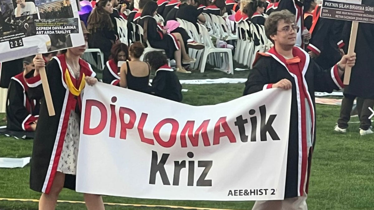 odtu mezuniyet torenine fenerbahce pankarti damga vurdu 0 lvX4e26k