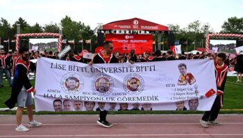 odtu mezuniyet torenine fenerbahce pankarti damga vurdu JnRCmDS2