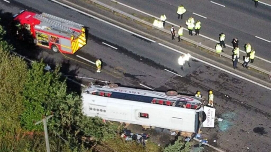 okul otobusu devrildi 1 olu 21 yarali gb1IGOWK