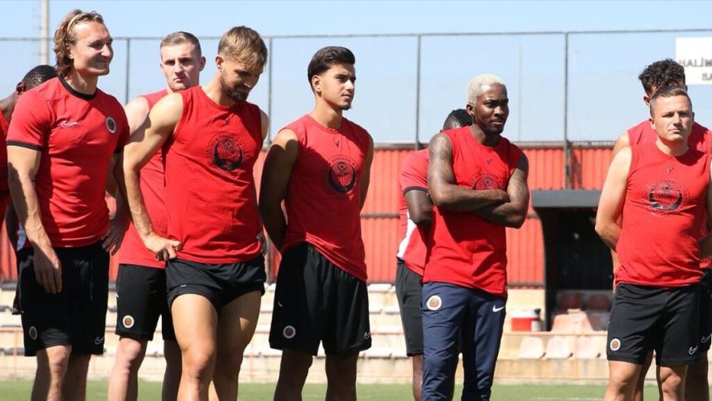 onyekuru genclerbirliginde ilk antrenmanina cikti kmL1j6Nx