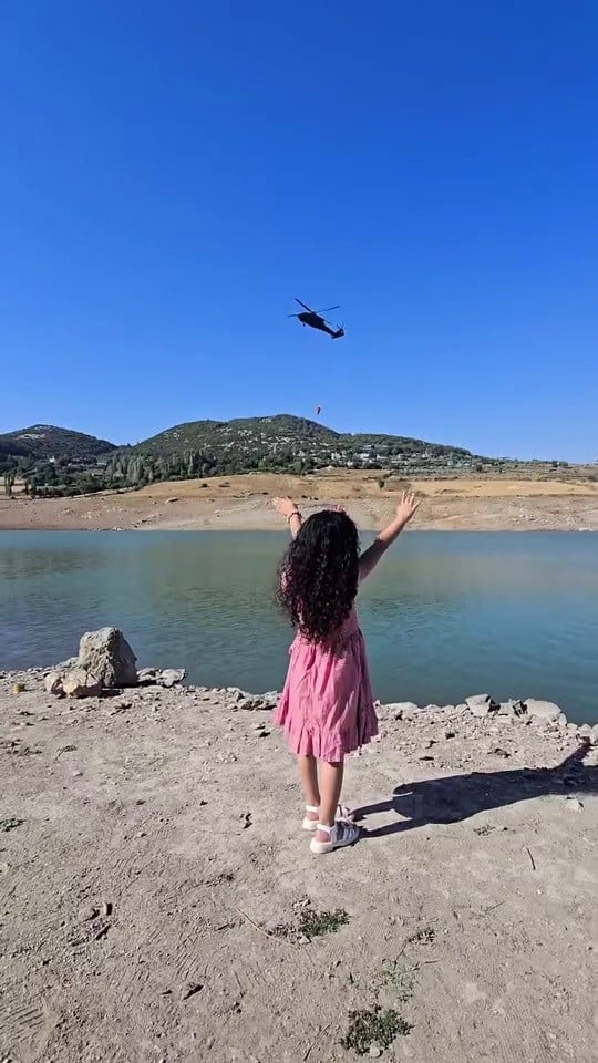 orman yangininda yurekleri isitan selamlasma skorsky helikopterini gorunce elini kaldirdi 0 BJeKMfuK