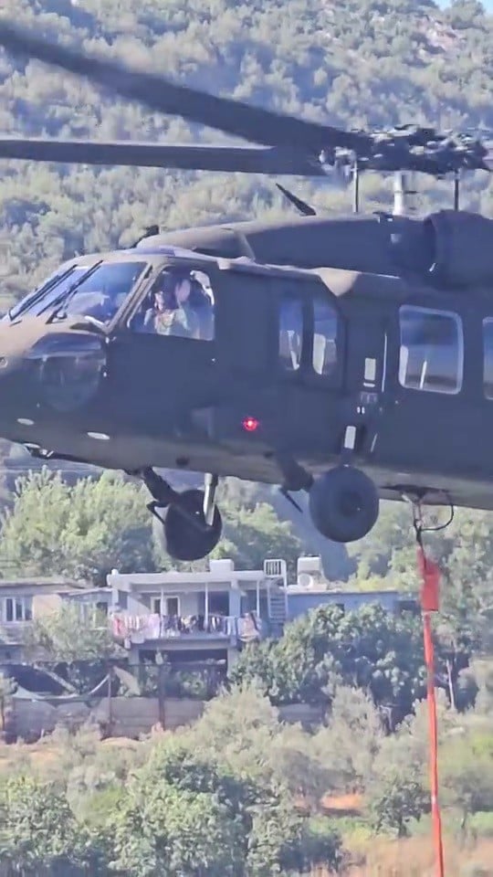 orman yangininda yurekleri isitan selamlasma skorsky helikopterini gorunce elini kaldirdi 1