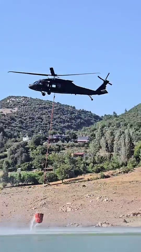 orman yangininda yurekleri isitan selamlasma skorsky helikopterini gorunce elini kaldirdi 2 J36g4bjw