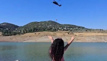 orman yangininda yurekleri isitan selamlasma skorsky helikopterini gorunce elini kaldirdi vttVmG5m