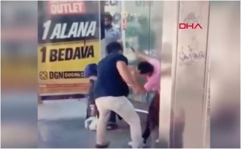 otobus duraginda dehset komsusunun kizini tornavida ile yaraladi 0 Pj6VRduJ