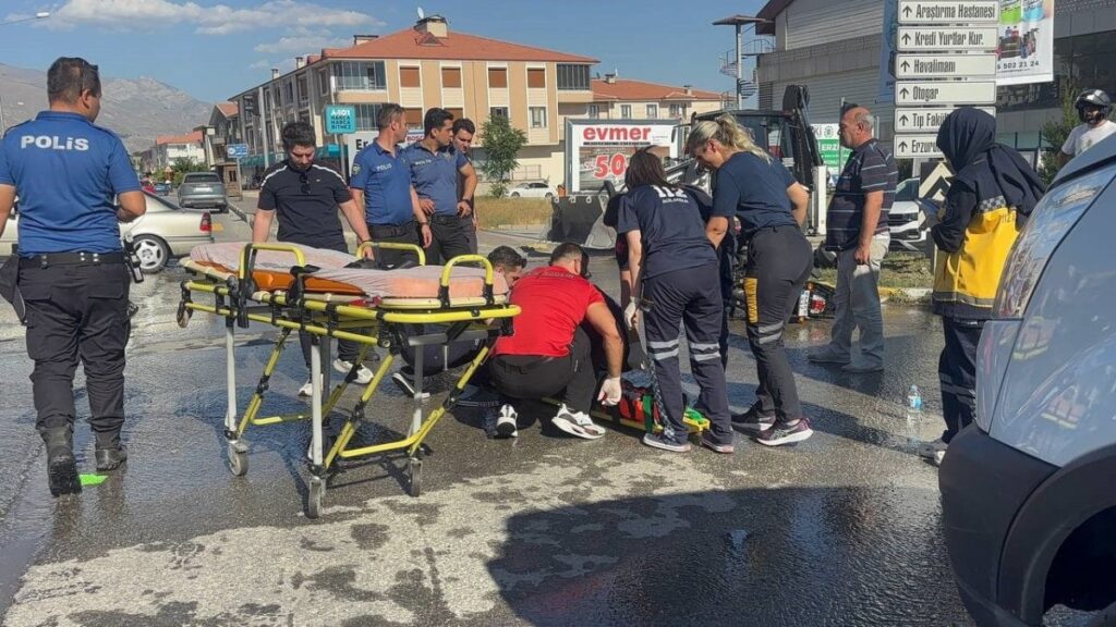 otomobil ile motosiklet carpisti yaralilar var FlC7wjI5