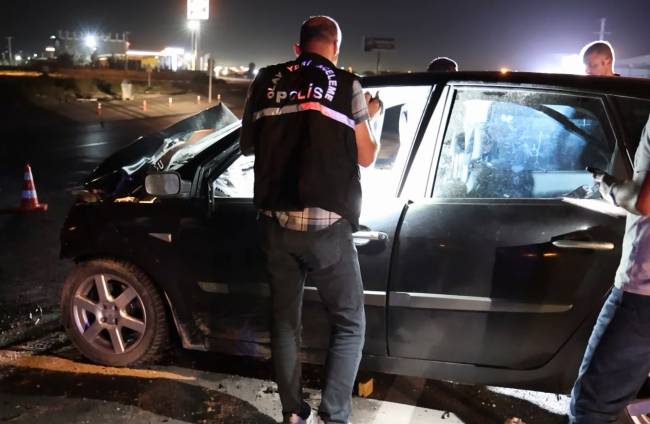 otomobil kontrolden cikti duvara carpip savruldu 0