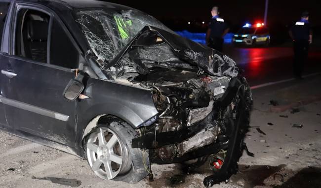 otomobil kontrolden cikti duvara carpip savruldu 1 UE4ntbNm