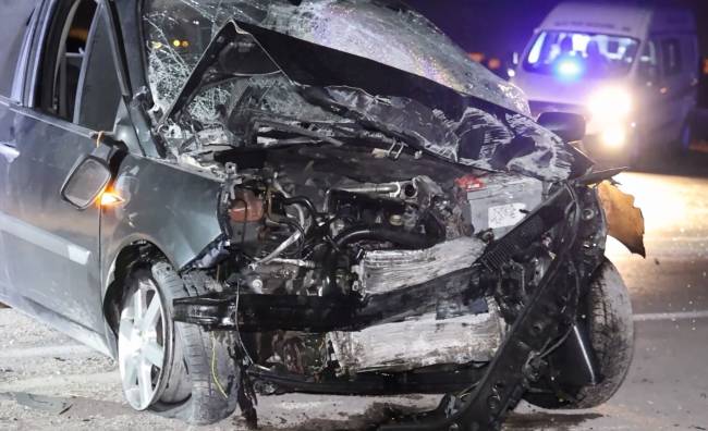 otomobil kontrolden cikti duvara carpip savruldu 2 CAwwwwfR