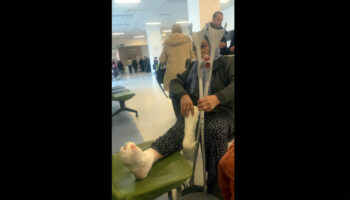 otomobil uzerinden gecti cok sayida dikis atildi yine de davaci olmadi FYT2L6Hb