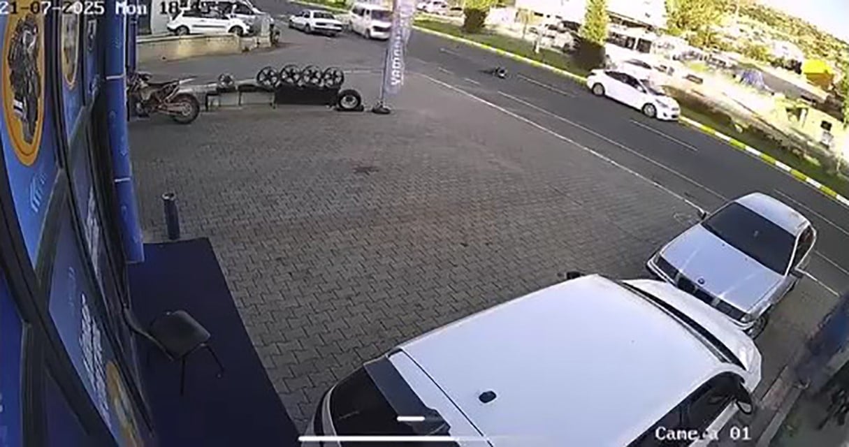 otomobilin yasli adama carptigi anlar kamerada 1 Bmic6OeO