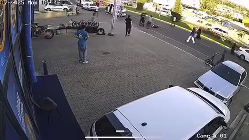 otomobilin yasli adama carptigi anlar kamerada KLgKkPaI
