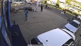 otomobilin yasli adama carptigi anlar kamerada KLgKkPaI
