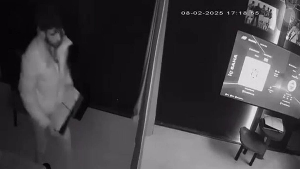 Oyun konsolu çalan hırsız kameraya yakalandı 1 oyun konsolu calan hirsiz kameraya yakalandi BBtyVyF7