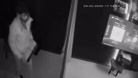 oyun konsolu calan hirsiz kameraya yakalandi BBtyVyF7